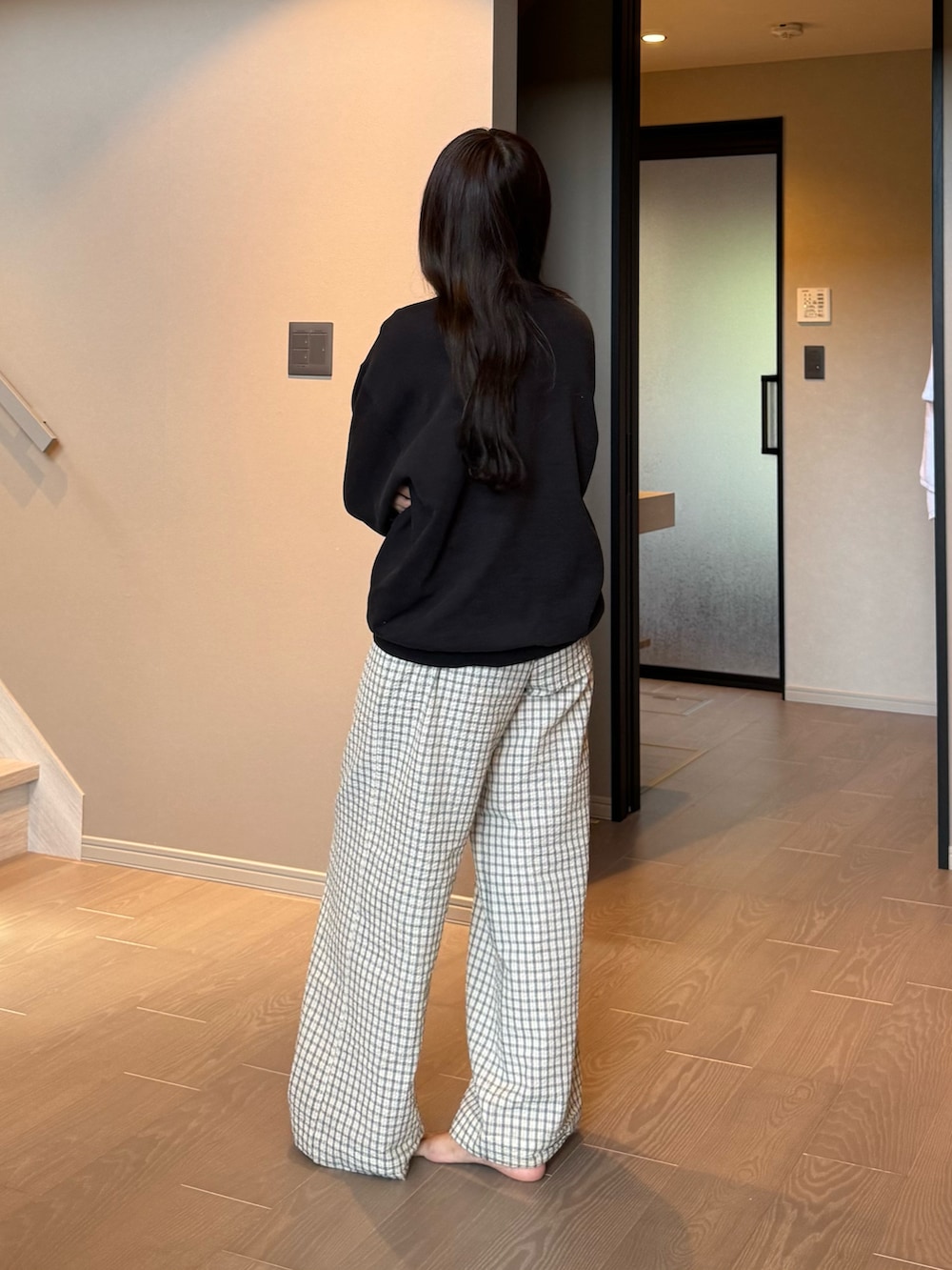 ホワイト系のパンツを着用したレディースの秋コーディネートの2枚目の写真