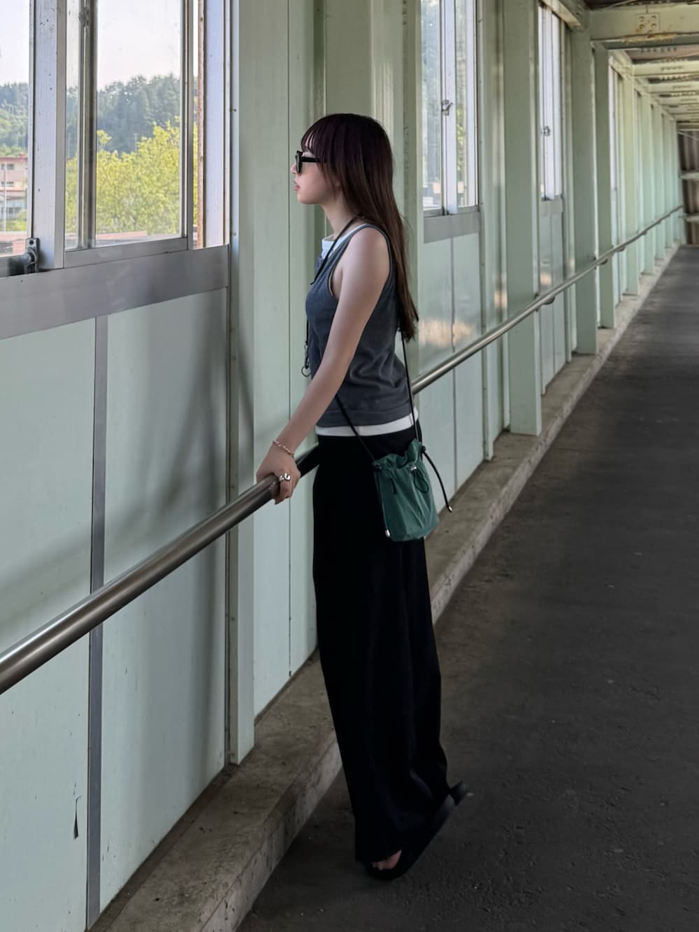 「サングラス、タンクトップ、レイヤード、海コーデ、BBQ、海、スラックス、夏服、夏コーデ、サンダル」｜「MONO-MARTのアイテム（タンクトップ、グレー系）」を使った、ちひろさん（骨格ウェーブ・レディース・153cm）の夏コーディネートの2枚目の写真