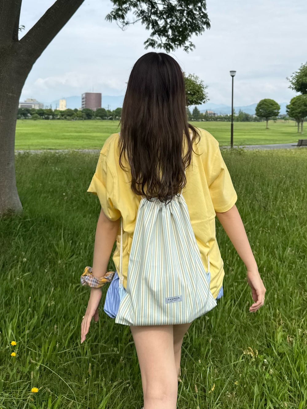 「Tシャツ、ストライプパンツ、イエロー、ピクニック、ナップサック、commongullproducts.、シティーガール」｜「YOLOのアイテム（バックパック/リュック、ブルー系）」を使った、ちひろさん（骨格ウェーブ・レディース・153cm）の夏コーディネートの2枚目の写真