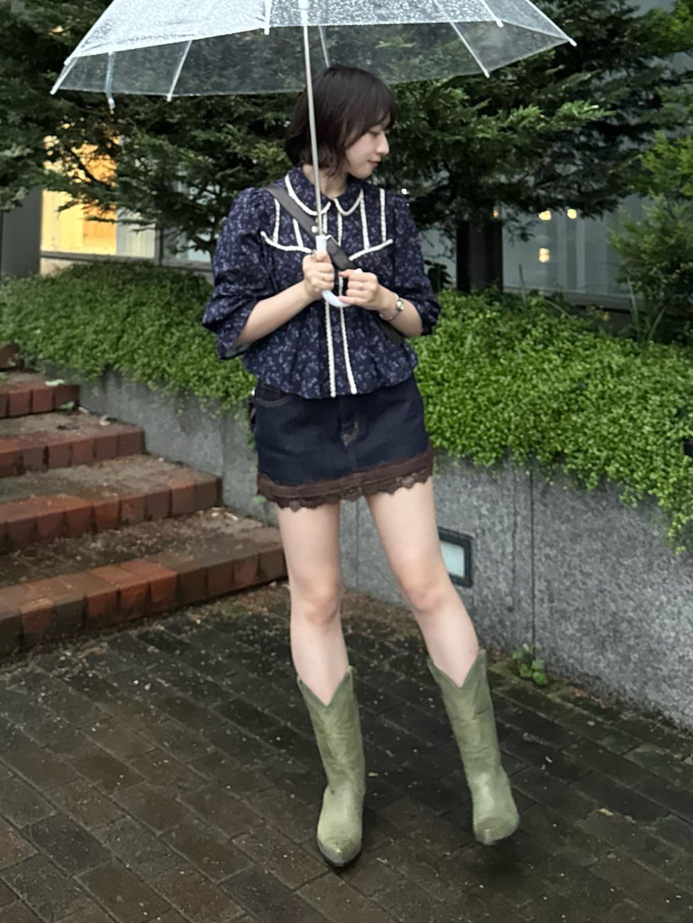 ブルー系のシャツ/ブラウス、ブルー系のデニムスカート、ブラウン系のショルダーバッグを着用したレディースの秋コーディネートの2枚目の写真