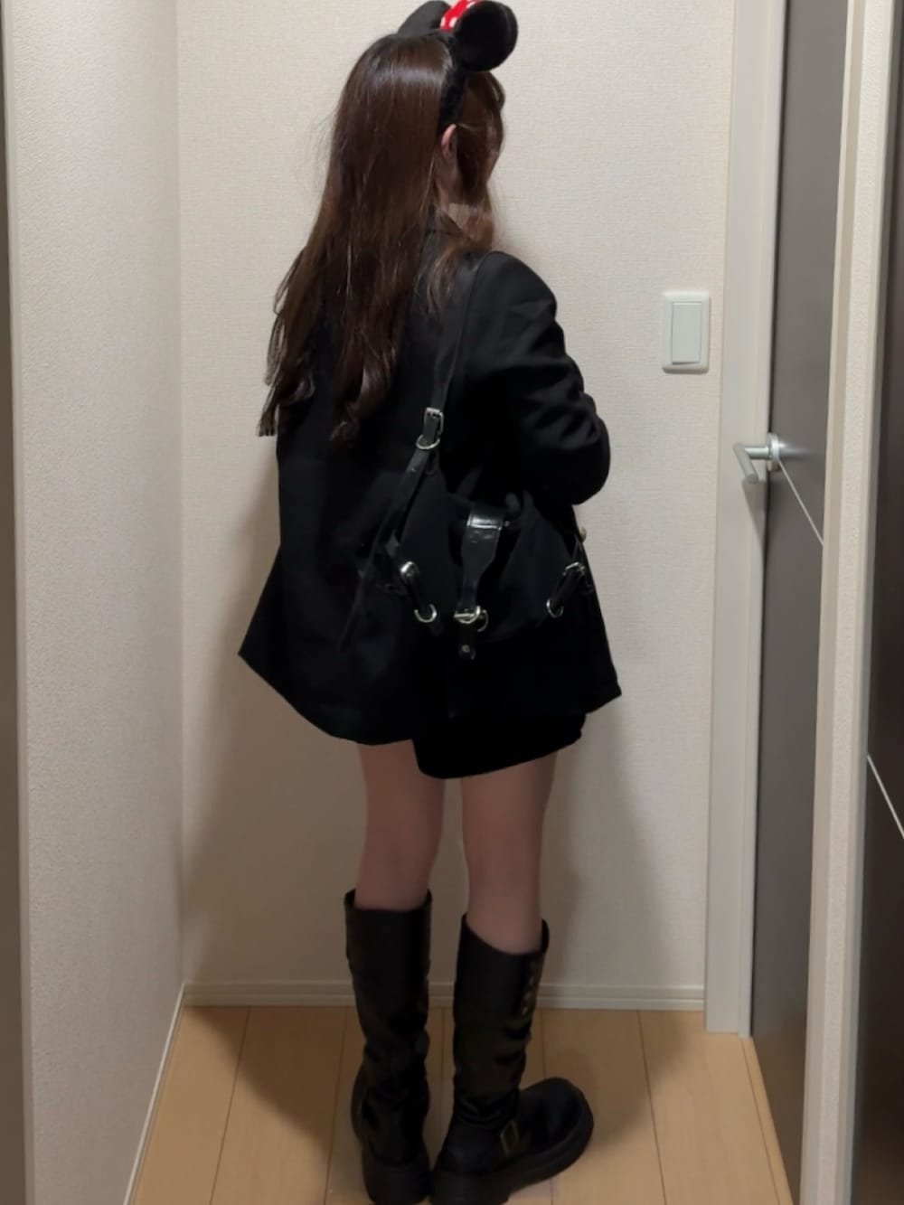 ブラック系のテーラードジャケット、ブラック系のその他パンツ、レッド系のニット/セーターを着用したレディースの秋コーディネートの2枚目の写真