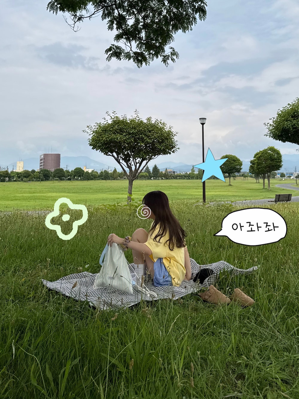 「Tシャツ、ストライプパンツ、イエロー、ピクニック、ナップサック、commongullproducts.、シティーガール」｜「YOLOのアイテム（バックパック/リュック、ブルー系）」を使った、ちひろさん（骨格ウェーブ・レディース・153cm）の夏コーディネートの4枚目の写真