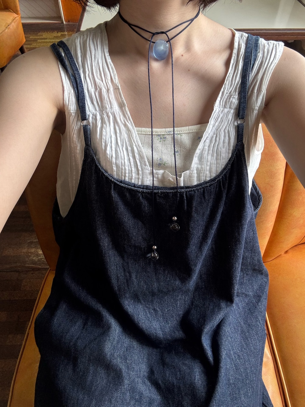 その他のトートバッグ、ブルー系のローファー、ブルー系のネックレスを着用したレディースの夏コーディネートの2枚目の写真