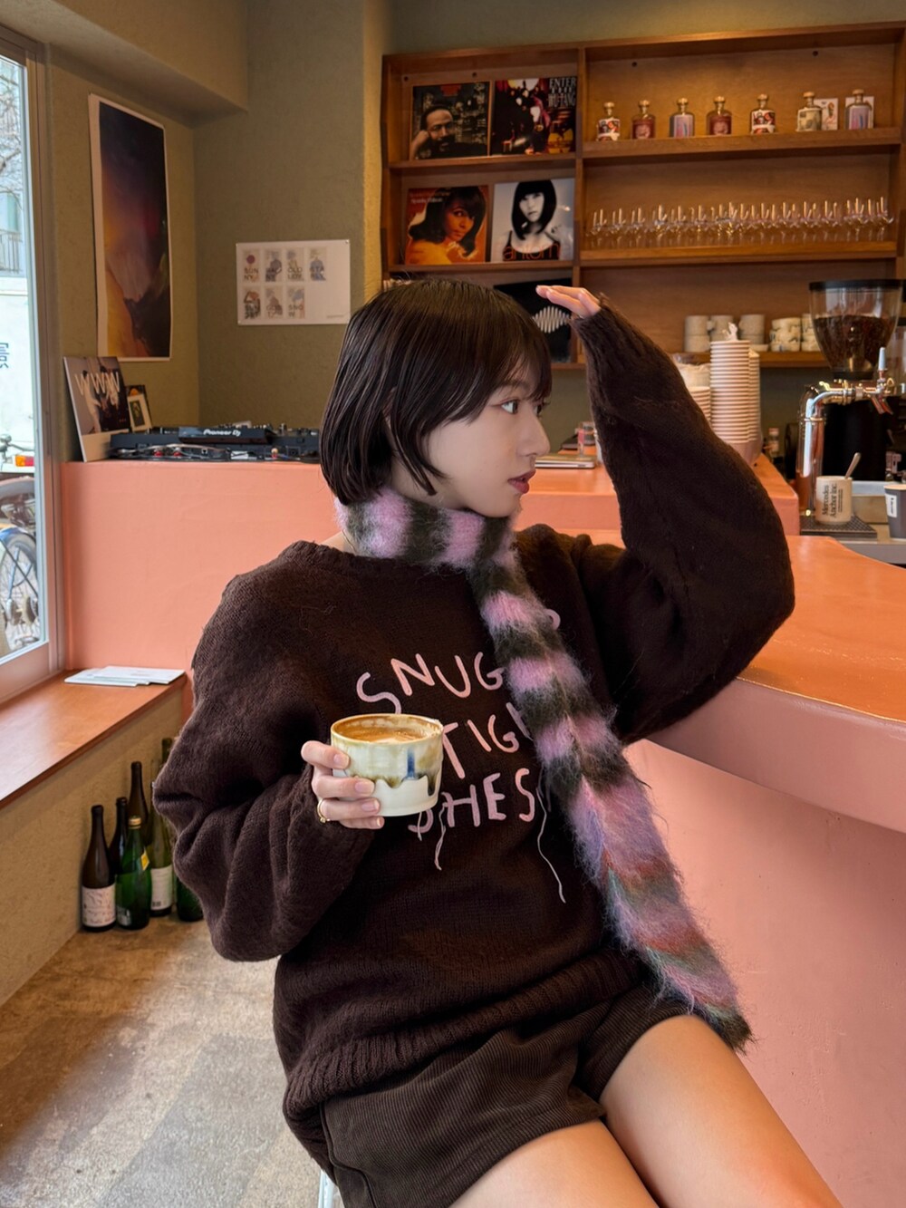 ブラウン系のニット/セーター、ブラウン系のその他パンツを着用したレディースの冬コーディネートの3枚目の写真