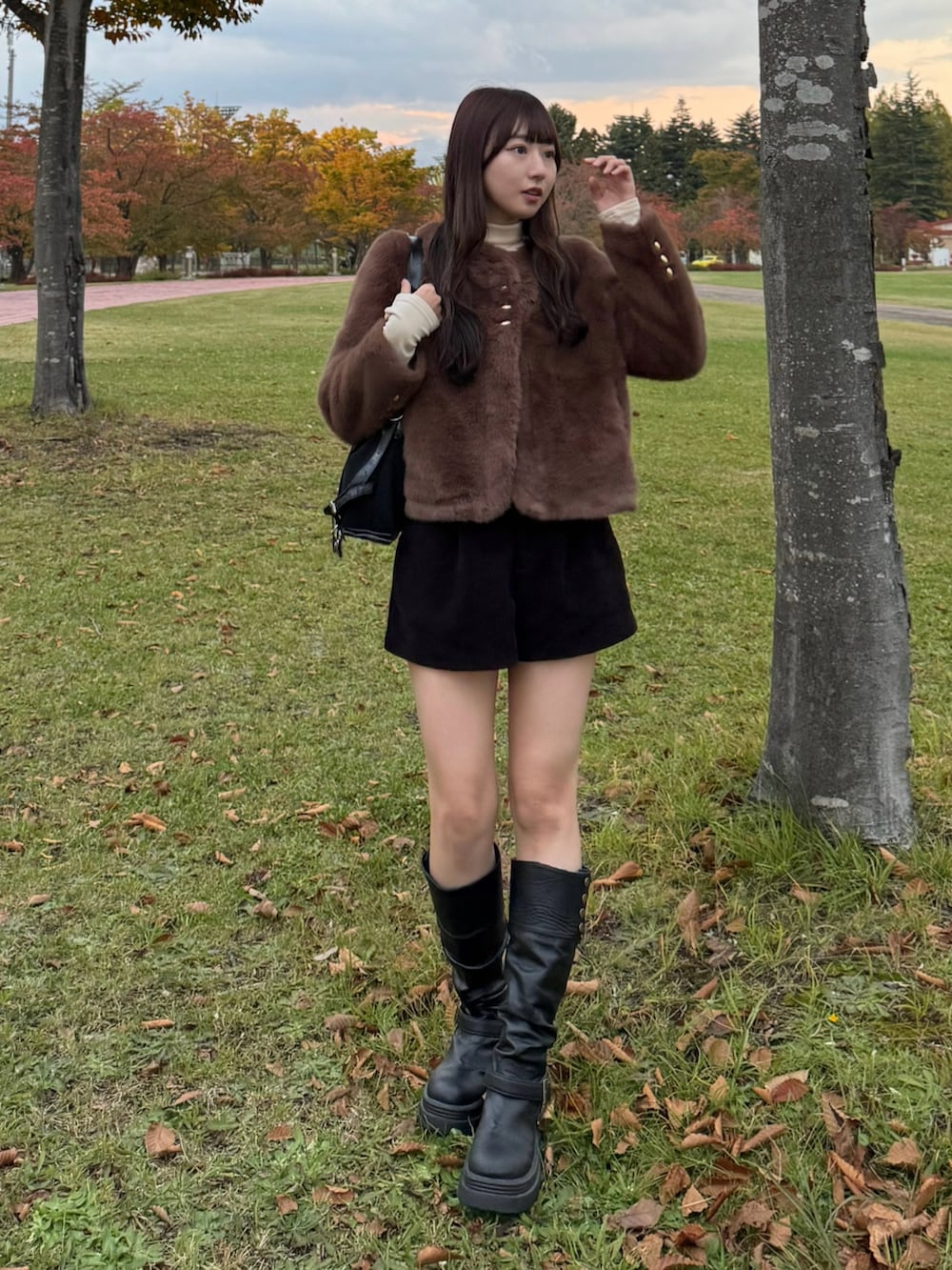 ブラウン系のジャケット/アウター、ブラック系のブーツ、ブラック系のその他パンツを着用したレディースの秋コーディネートの2枚目の写真