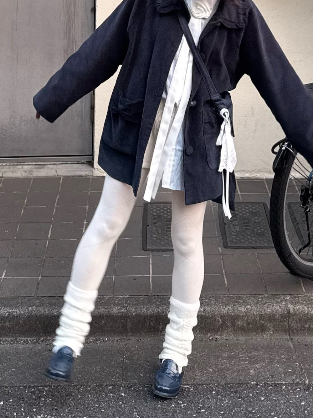 ブルー系のショルダーバッグ、ブルー系のローファー、ブルー系のジャケット/アウターを着用したレディースの春コーディネートの2枚目の写真