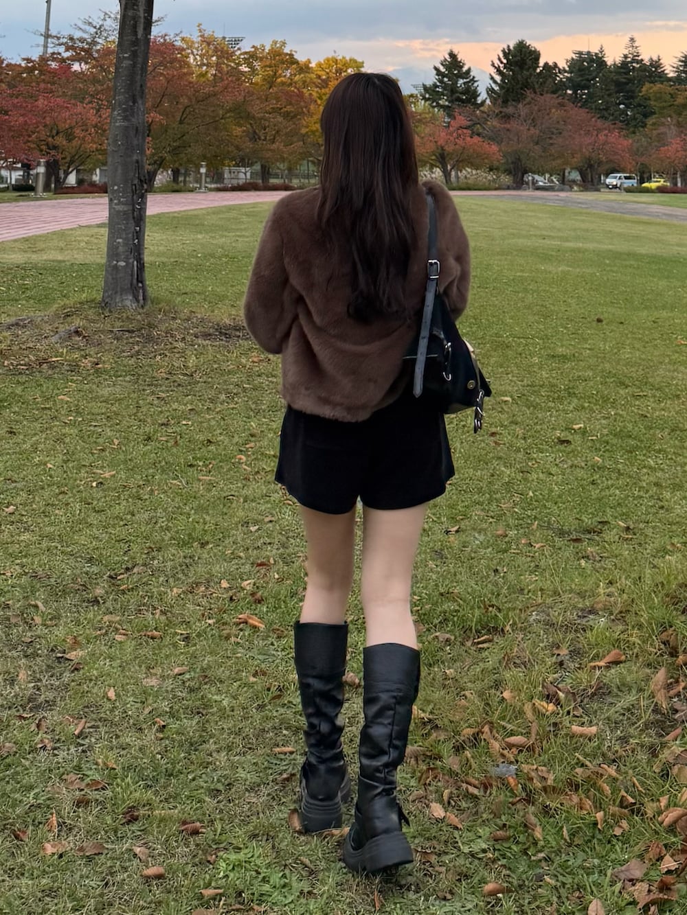 ブラウン系のジャケット/アウター、ブラック系のブーツ、ブラック系のその他パンツを着用したレディースの秋コーディネートの3枚目の写真