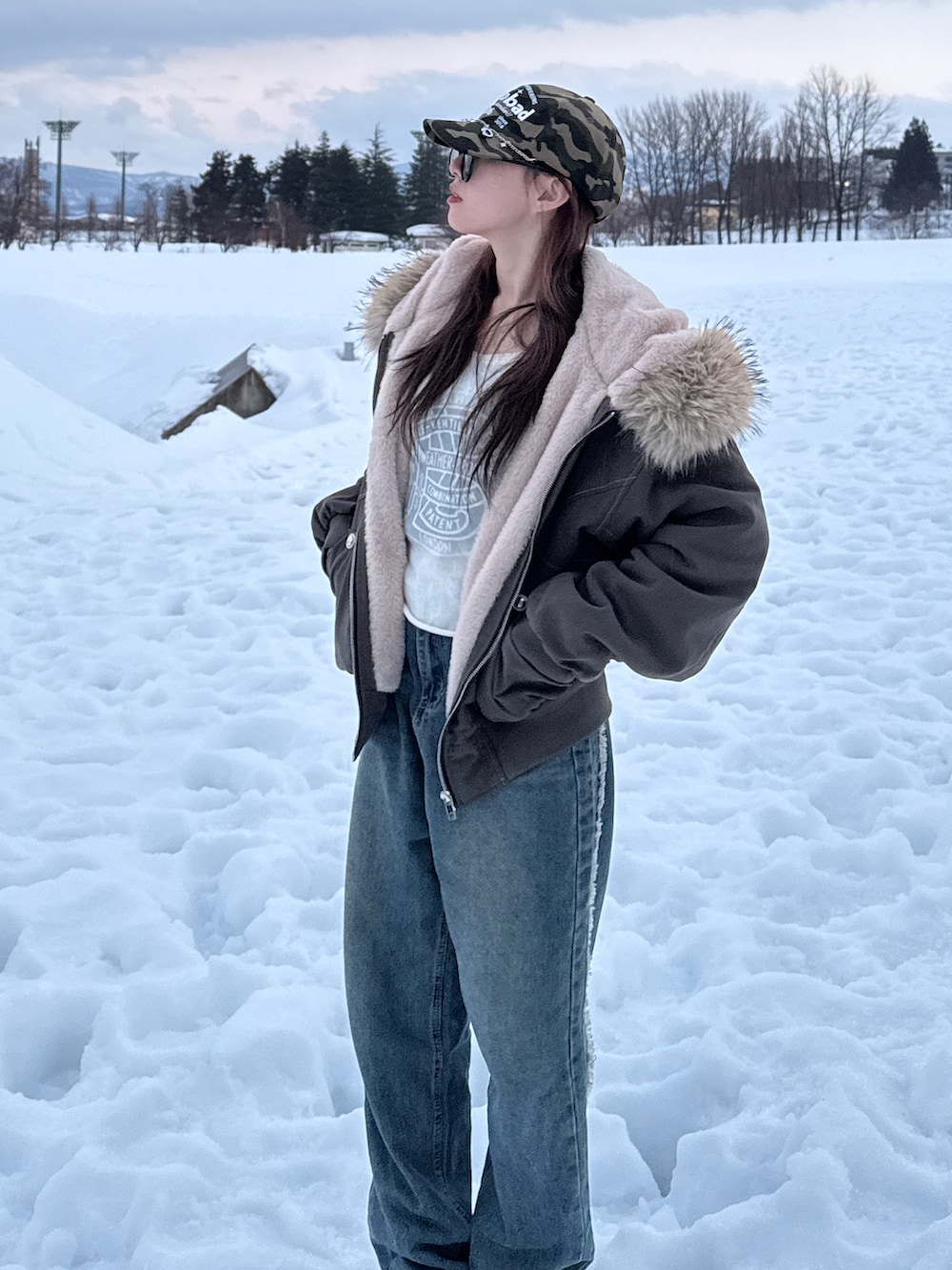 ホワイト系のTシャツ/カットソー、グリーン系のジャケット/アウター、ブルー系のデニムパンツを着用したレディースの冬コーディネートの2枚目の写真