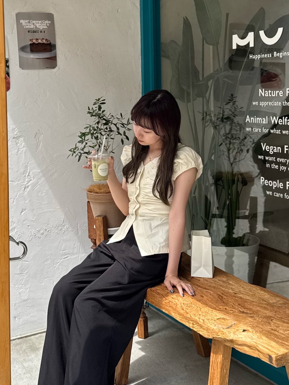 ブラック系のスラックス、イエロー系のスニーカー、イエロー系のシャツ/ブラウスを着用したレディースの夏コーディネートの2枚目の写真