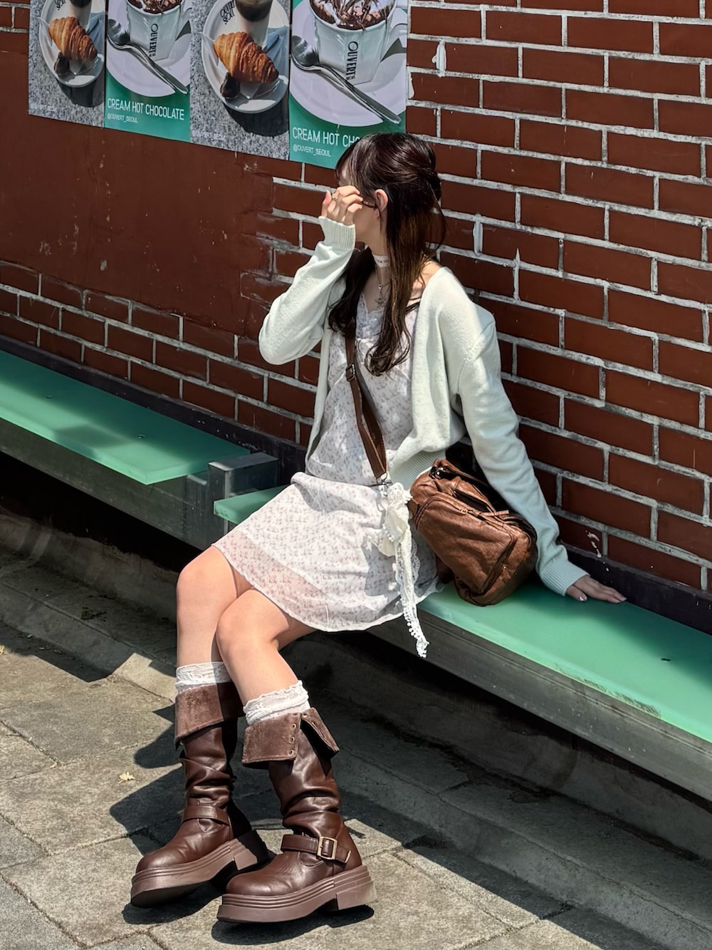 「ワンピース、花柄ワンピース、小花柄、カーディガン、ブーツ、ロングブーツ、春コーデ、夏コーデ、TINA:JOJUN、夏ルックで気分アップ、ガーリー、カフェ」｜「YOLOのアイテム（ブーツ、ブラウン系）」を使った、ちひろさん（骨格ウェーブ・レディース・153cm）の夏コーディネートの4枚目の写真