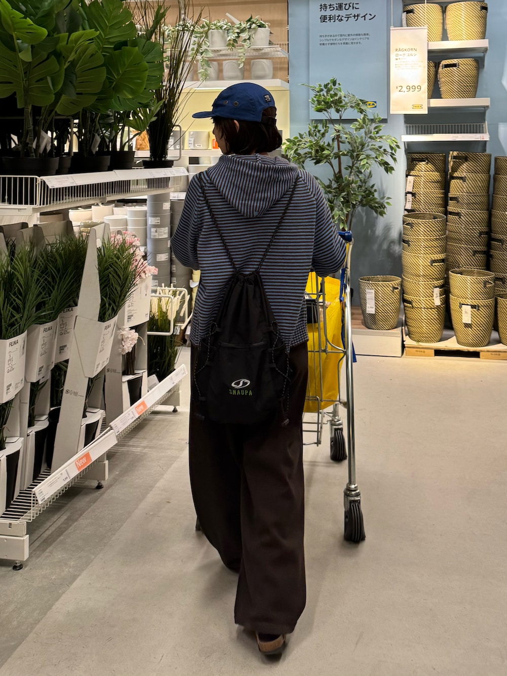 ブラック系のバックパック/リュック、ブラウン系のサンダル、ブルー系のパーカーを着用したレディースの冬コーディネートの3枚目の写真