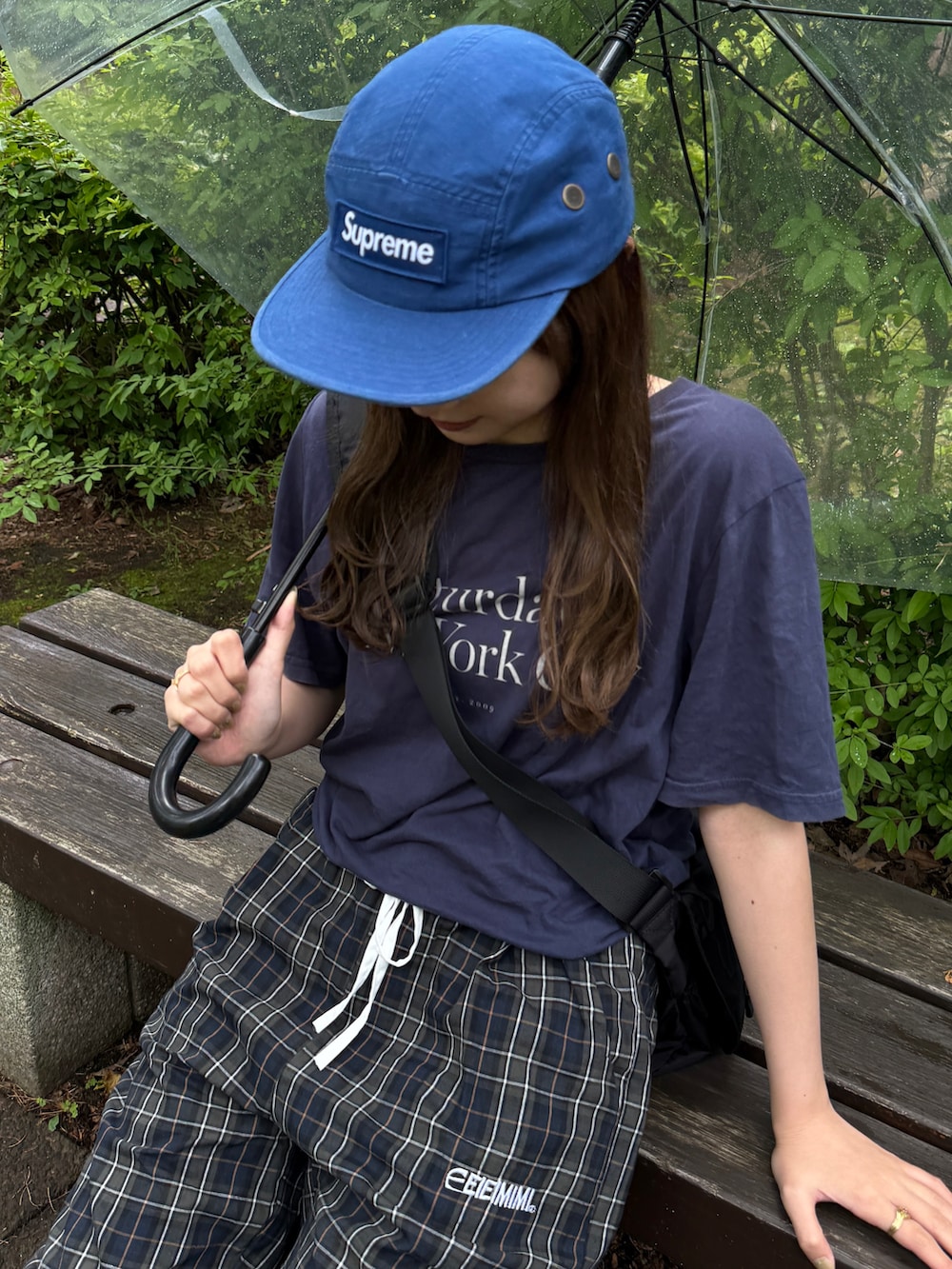 「シティーガール、チェックパンツ、夏服、通学コーデ、Tシャツ」｜「Supreme のアイテム（キャップ、ブルー系）」を使った、ちひろさん（骨格ウェーブ・レディース・153cm）の夏コーディネートの3枚目の写真