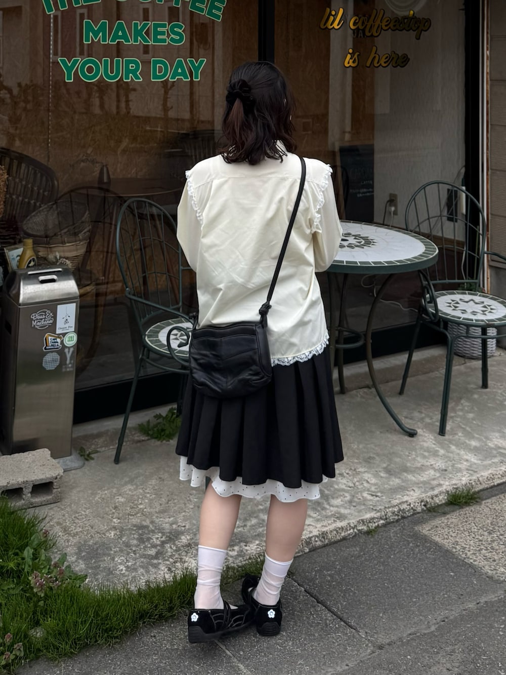 ブラック系のスカート、ブラック系のスニーカー、イエロー系のシャツ/ブラウスを着用したレディースの春コーディネートの2枚目の写真