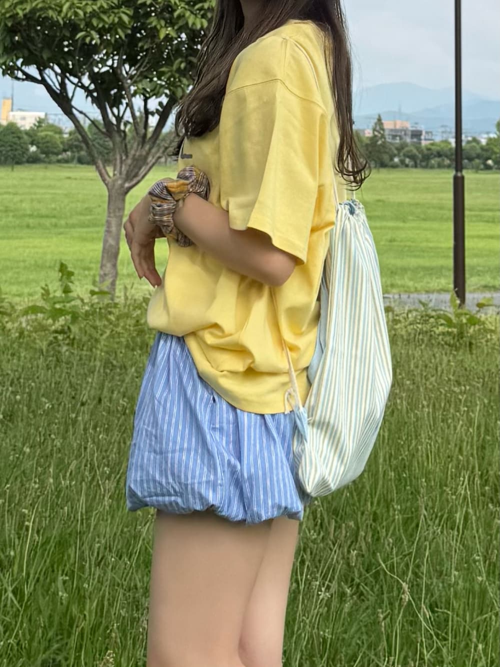 「Tシャツ、ストライプパンツ、イエロー、ピクニック、ナップサック、commongullproducts.、シティーガール」｜「YOLOのアイテム（バックパック/リュック、ブルー系）」を使った、ちひろさん（骨格ウェーブ・レディース・153cm）の夏コーディネートの3枚目の写真
