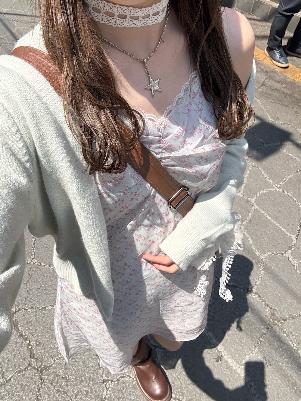 「ワンピース、花柄ワンピース、小花柄、カーディガン、ブーツ、ロングブーツ、春コーデ、夏コーデ、TINA:JOJUN、夏ルックで気分アップ、ガーリー、カフェ」｜「YOLOのアイテム（ブーツ、ブラウン系）」を使った、ちひろさん（骨格ウェーブ・レディース・153cm）の夏コーディネートの3枚目の写真