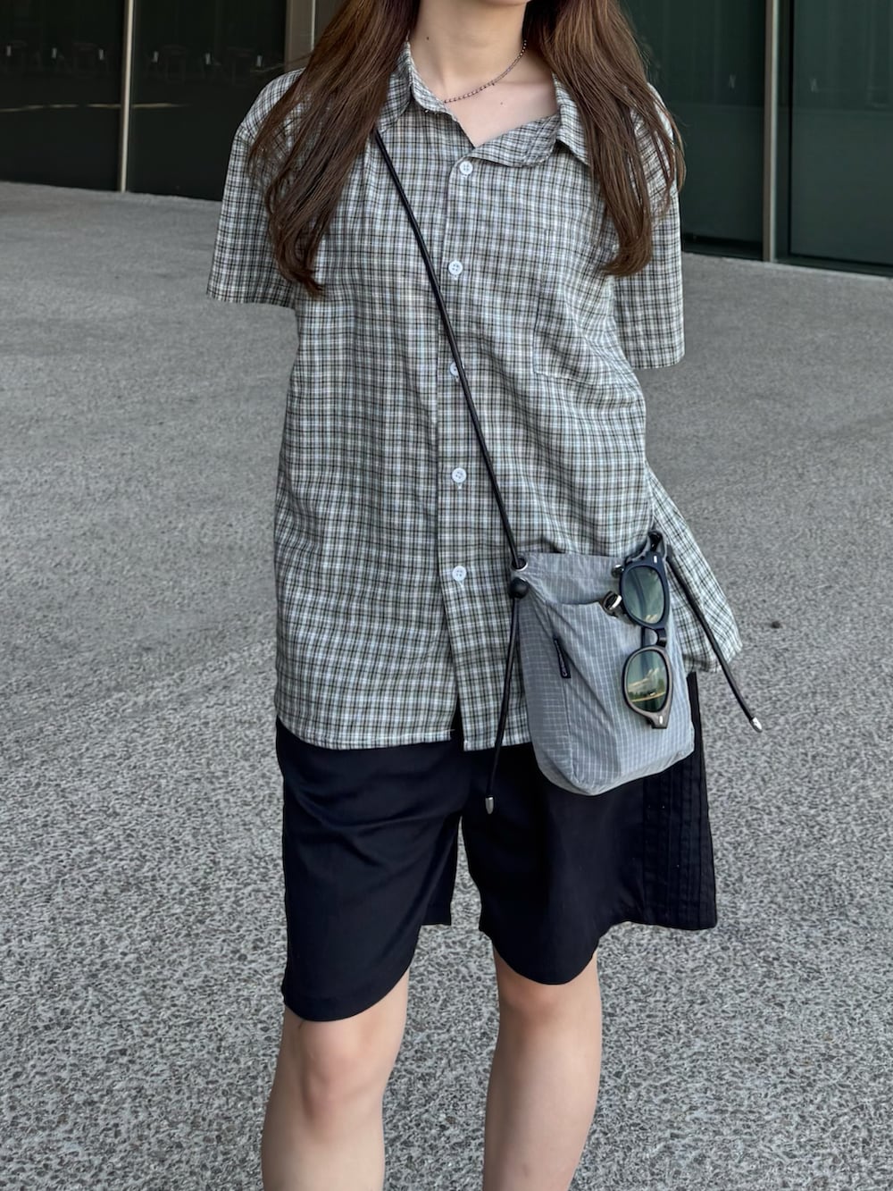 「サングラス、ハーフパンツ、チェックシャツ、半袖シャツ、ナイロンバッグ、夏服、夏コーデ、BBQ、海、ラクチンコーデ、カジュアルスタイル」｜「YOLOのアイテム（シャツ/ブラウス、グリーン系）」を使った、ちひろさん（骨格ウェーブ・レディース・153cm）の夏コーディネートの2枚目の写真
