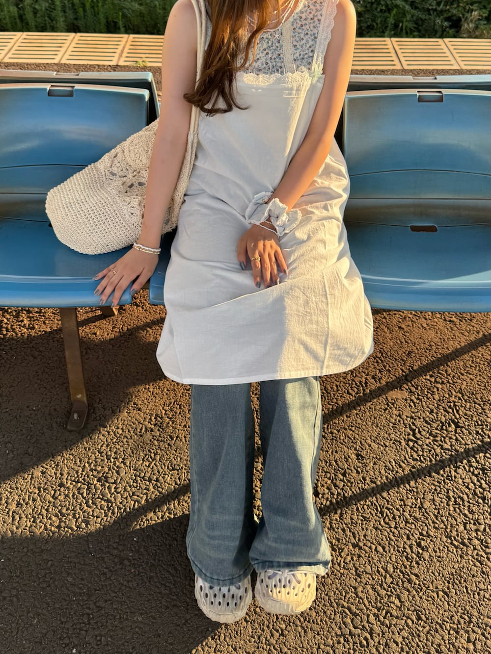 「チュニック、ワンピース、レイヤードスタイル、デニム、カジュアル、カフェ、ピクニック、夏コーデ、WEARタイアップ、大人カジュアル」｜「INTER FACTORYのしいな - レースコットンワンピース made in INTER FACTORY（ワンピース、ホワイト系）」を使った、ちひろさん（骨格ウェーブ・レディース・153cm）の夏コーディネートの3枚目の写真