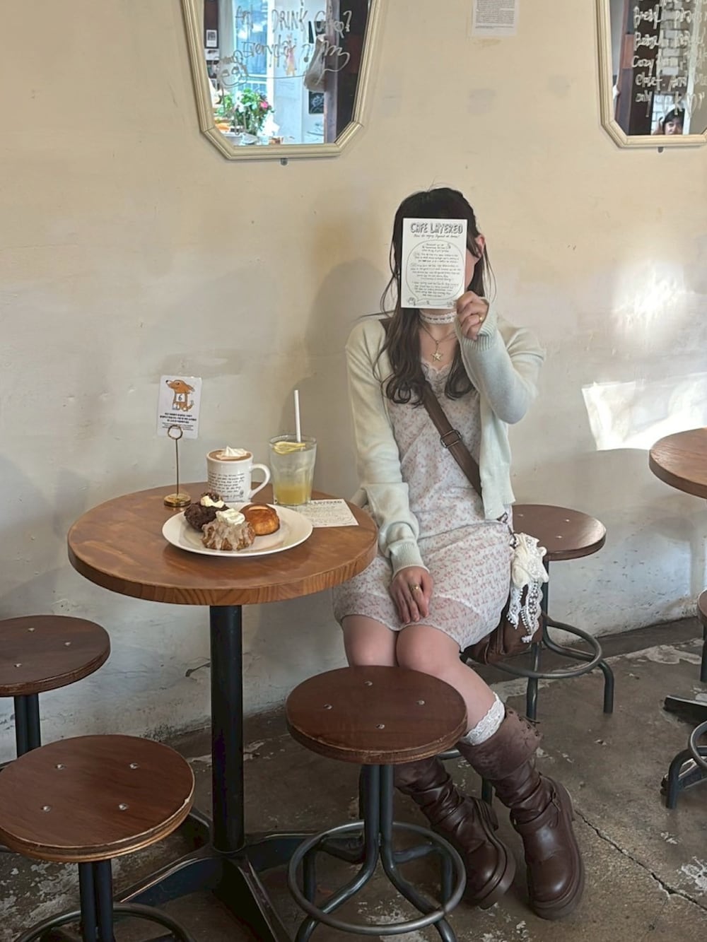 「ワンピース、花柄ワンピース、小花柄、カーディガン、ブーツ、ロングブーツ、春コーデ、夏コーデ、TINA:JOJUN、夏ルックで気分アップ、ガーリー、カフェ」｜「YOLOのアイテム（ブーツ、ブラウン系）」を使った、ちひろさん（骨格ウェーブ・レディース・153cm）の夏コーディネートの2枚目の写真