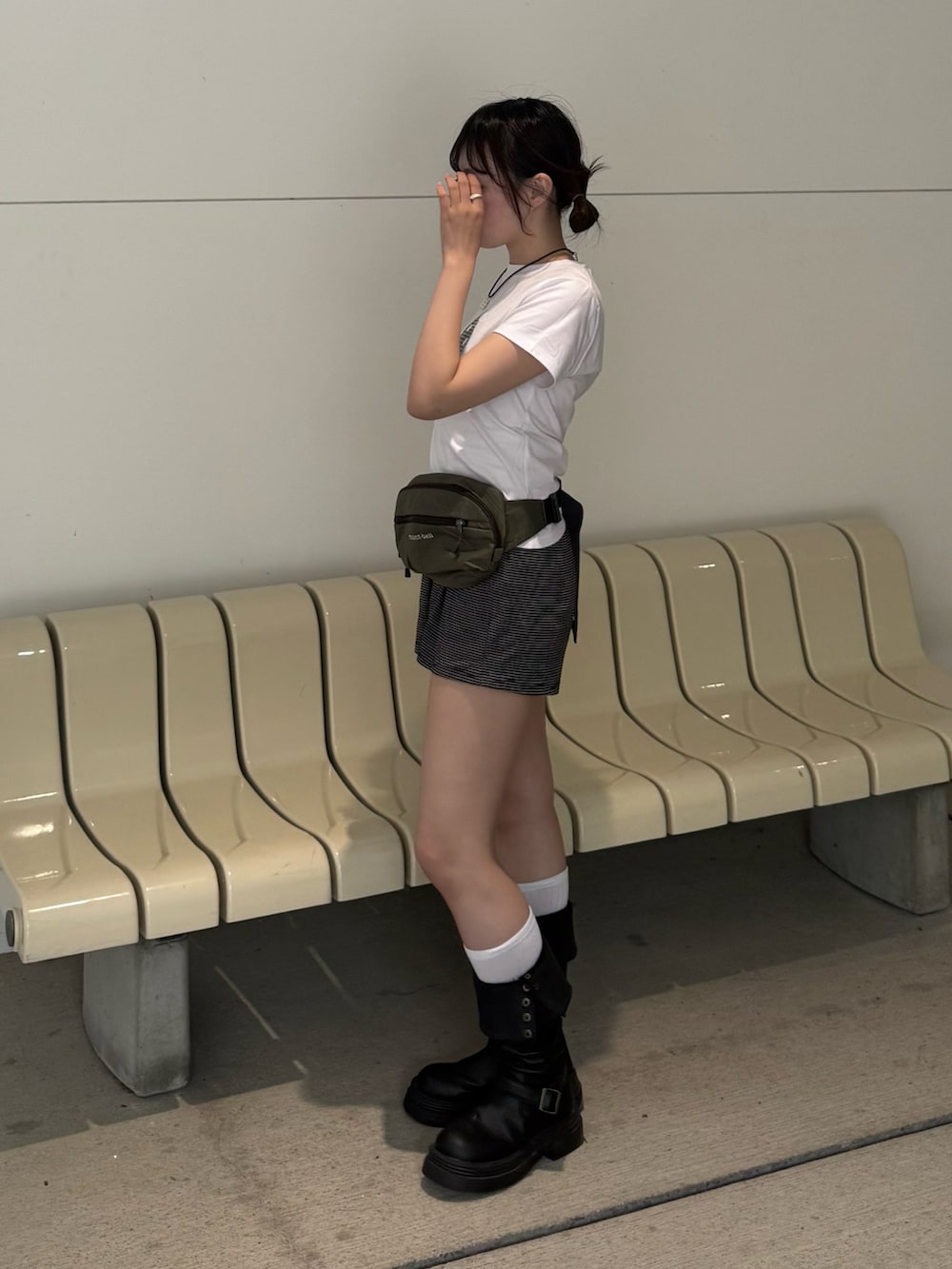 ホワイト系のTシャツ/カットソー、ブラック系のパンツ、グリーン系のボディバッグ/ウエストポーチを着用したレディースの春コーディネートの4枚目の写真