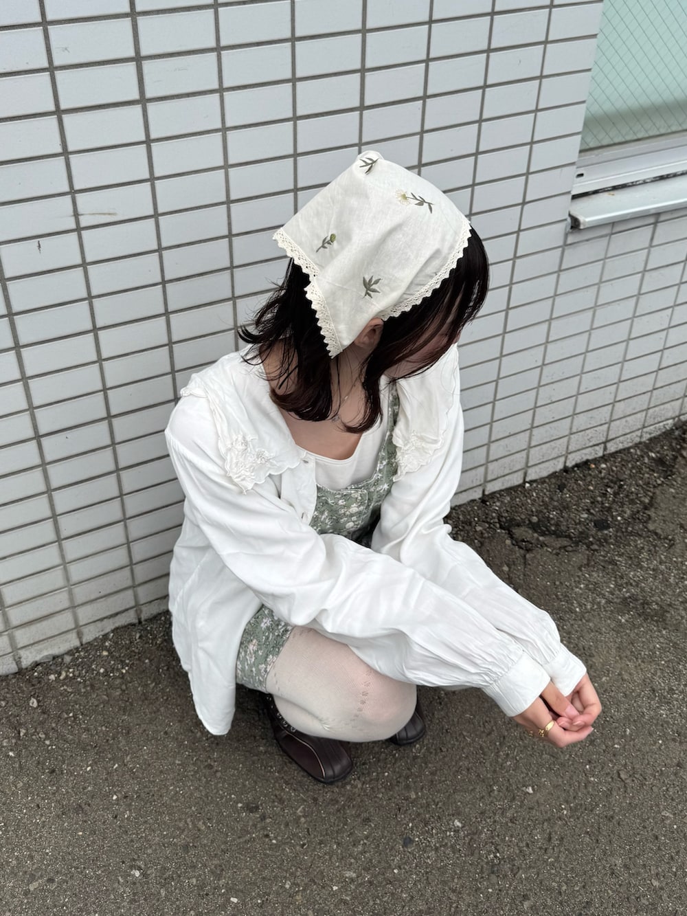 ホワイト系のストール/ショール、シルバー系のネックレスを着用したレディースの春コーディネートの2枚目の写真
