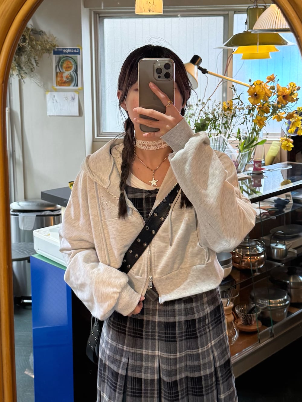 グレー系のワンピース、ブラック系のショルダーバッグ、グレー系のパーカーを着用したレディースの冬コーディネートの2枚目の写真