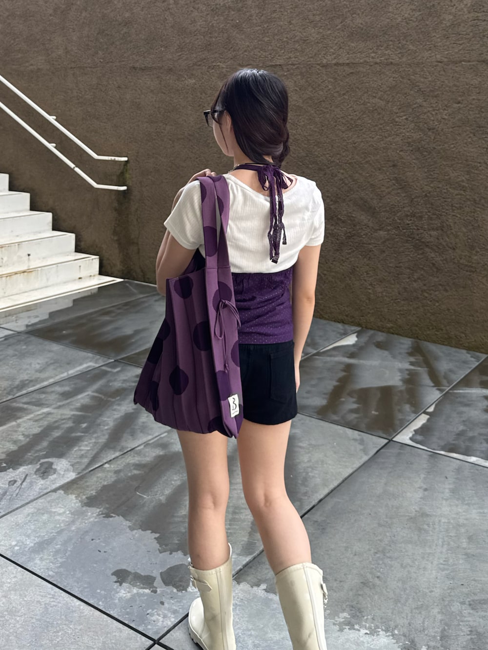 ホワイト系のレインシューズ、ブラック系のパンツ、ホワイト系のTシャツ/カットソーを着用したレディースの夏コーディネートの2枚目の写真