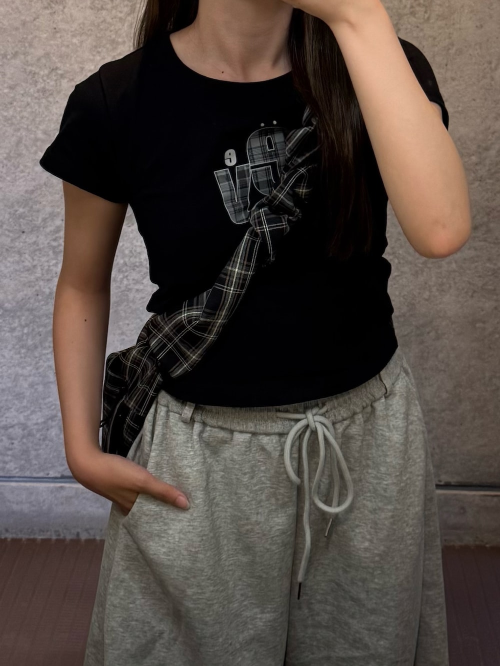 ブラック系のTシャツ/カットソー、グレー系のスウェットパンツ、ブラック系のメッセンジャーバッグを着用したレディースの夏コーディネートの3枚目の写真