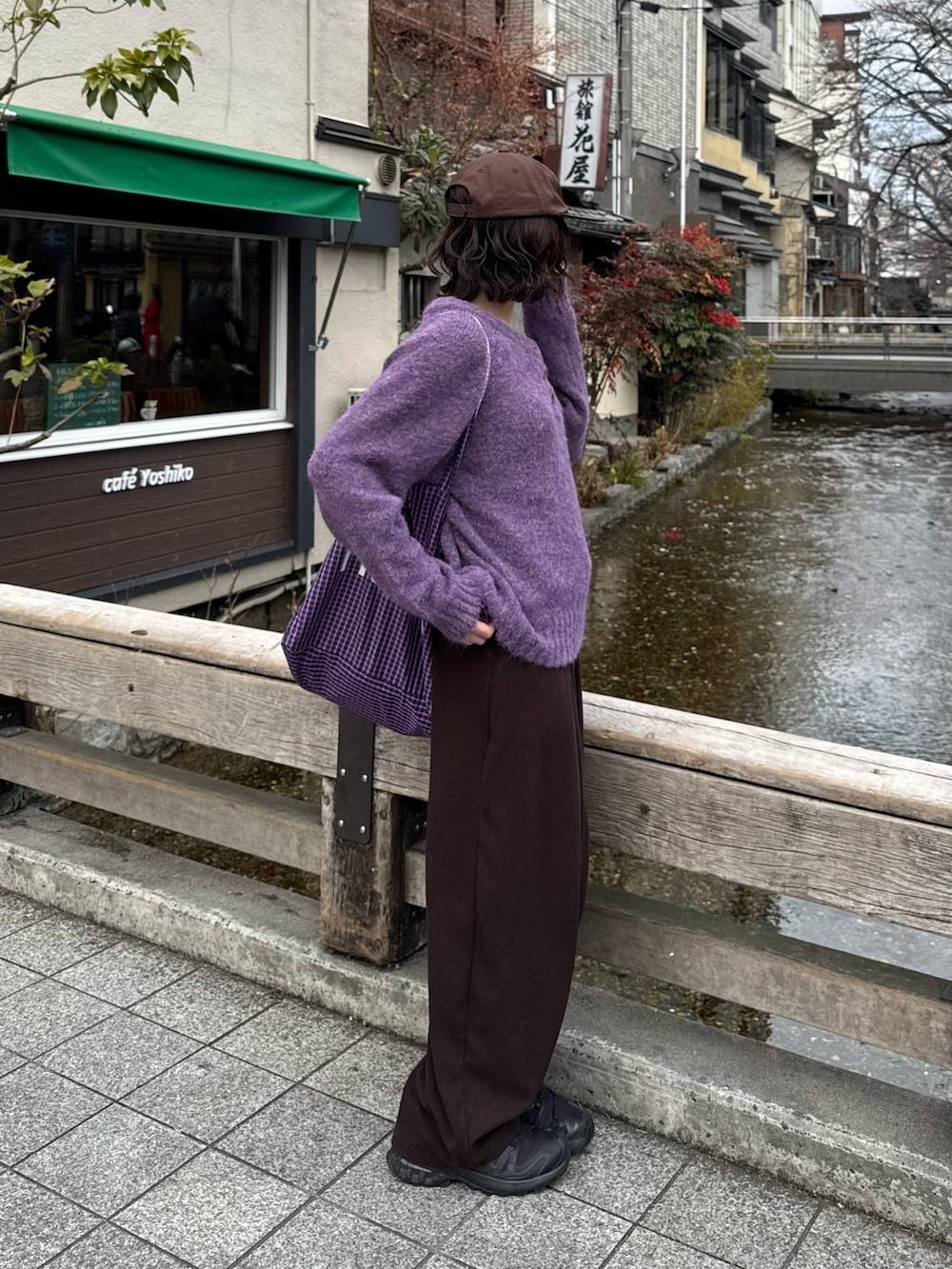 ブラック系のスニーカー、パープル系のトートバッグ、パープル系のニット/セーターを着用したレディースの冬コーディネートの2枚目の写真