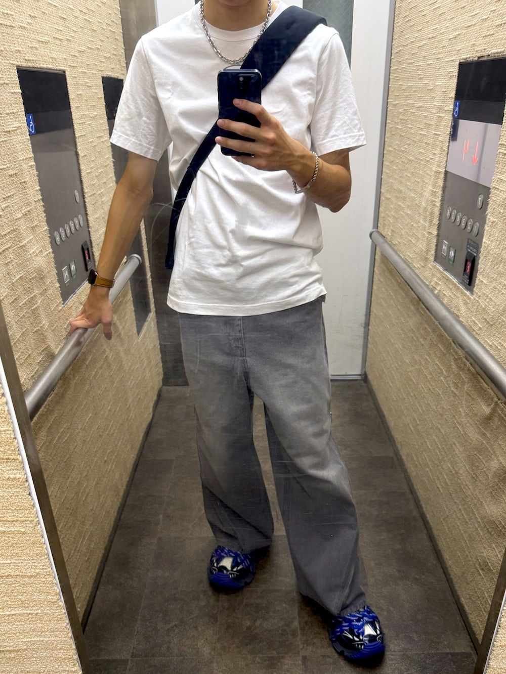 「厚底シューズ、デニム、カットソー、爽やかコーデ、Diesel」｜「CLELの【CLEL】Veiled Damage Denim / ヴェイルドダメージデニム（デニムパンツ、ブルー系）」を使った、kyosukeさん（メンズ・172cm）の秋コーディネートの2枚目の写真