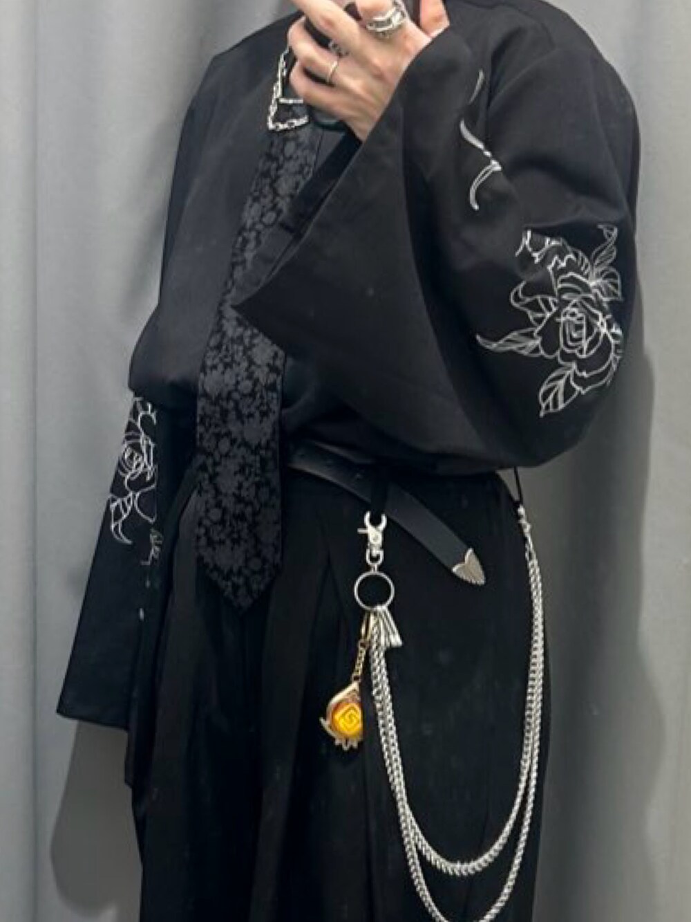 ブラック系のシャツ/ブラウス、ブラック系のその他パンツ、ブラック系のネクタイを着用したメンズの春コーディネートの2枚目の写真