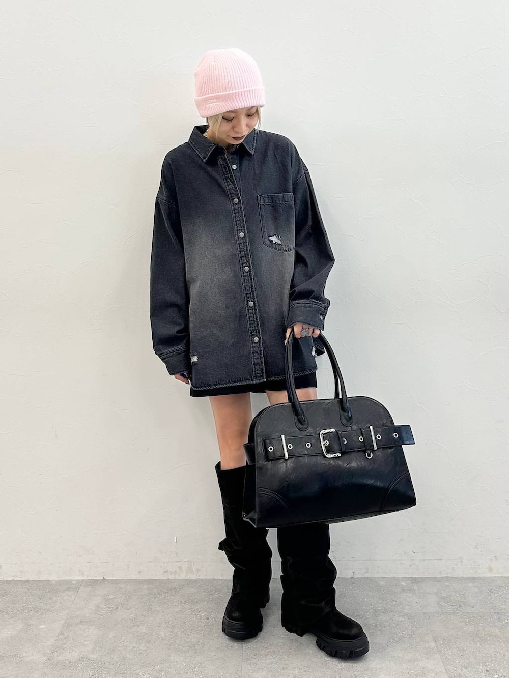 ブラック系のブーツ、ブラック系のその他パンツ、ブラック系のショルダーバッグを着用したレディースの秋コーディネートの2枚目の写真