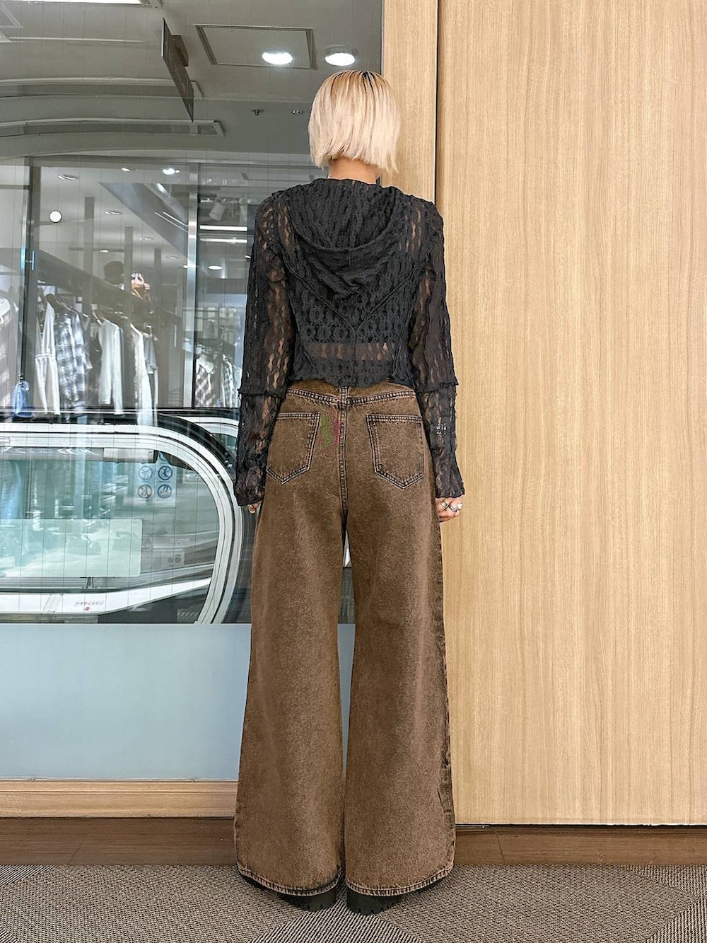 「モード、カジュアル、デニムパンツ、JEANASIS」｜「FOREVER 21の【2025SS】カップ付きクロップドキャミ（キャミソール、ブラック系）」を使った、みきのすけさん（レディース・160cm）の夏コーディネートの4枚目の写真