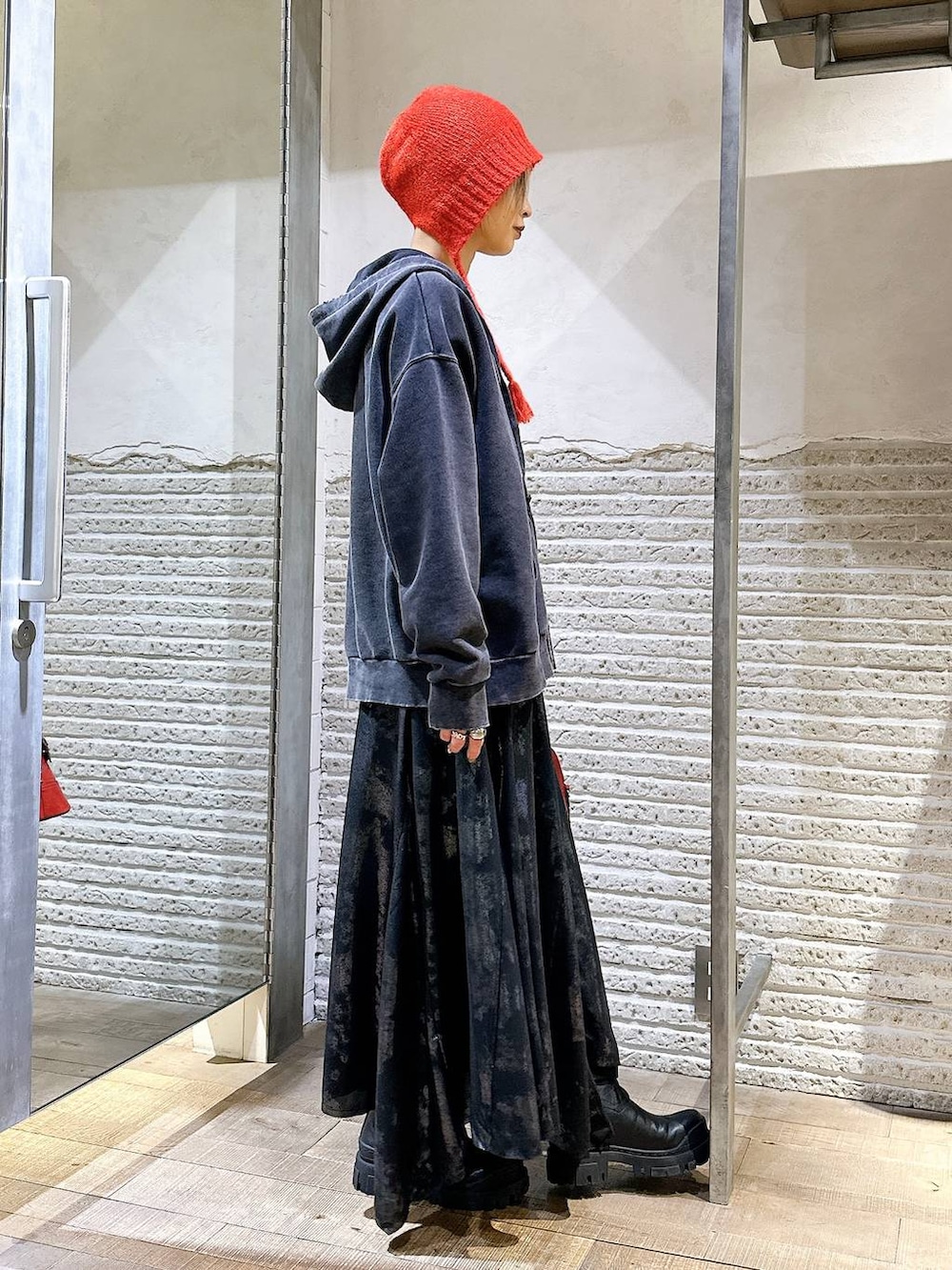 ブラック系のTシャツ/カットソー、ブラック系のパーカー、ブラック系のブーツを着用したレディースの冬コーディネートの3枚目の写真