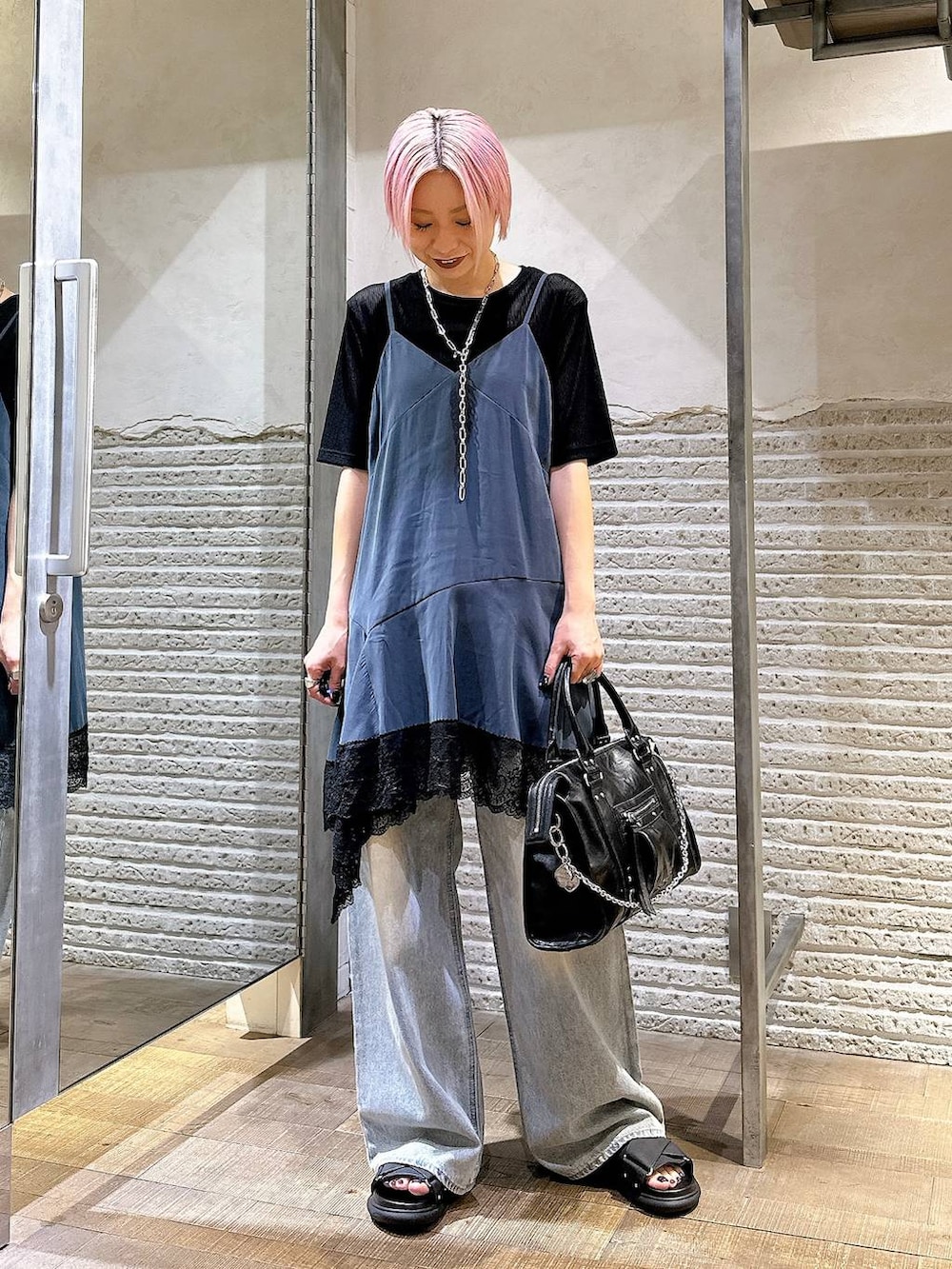 「モード、カジュアル、Tシャツ、デニムパンツ、サンダル、バッグ、セールコーデ、ママコーデ、JEANASIS」|「JEANASISのYラインロングチェーンネックレス/290385(ネックレス、シルバー系)」を使った、みきのすけさん(レディース・160cm)の夏コーディネートの2枚目の写真
