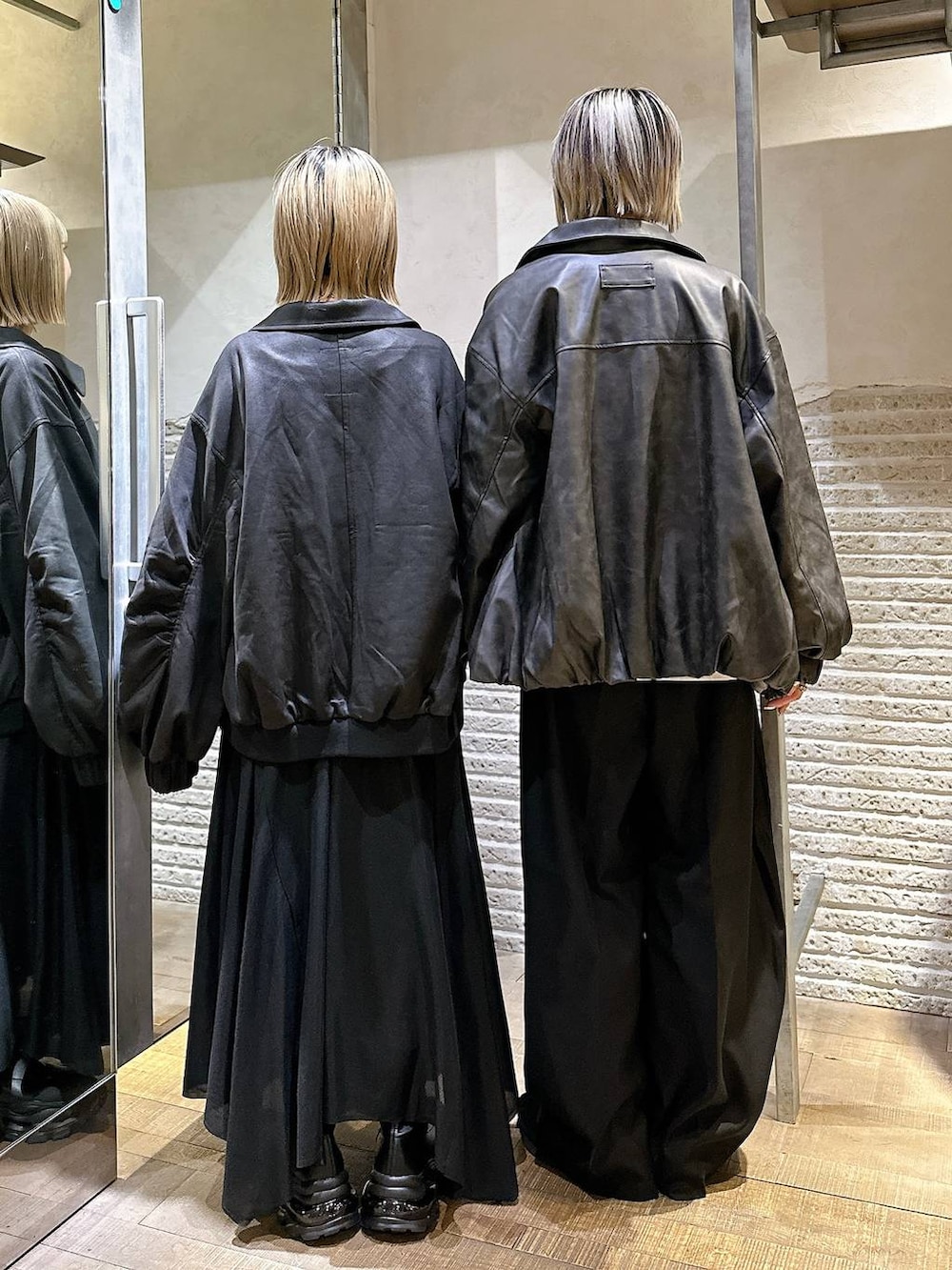 ブラック系のブルゾン、ブラック系のブルゾン、ブラック系のブーツを着用したレディースの秋コーディネートの4枚目の写真