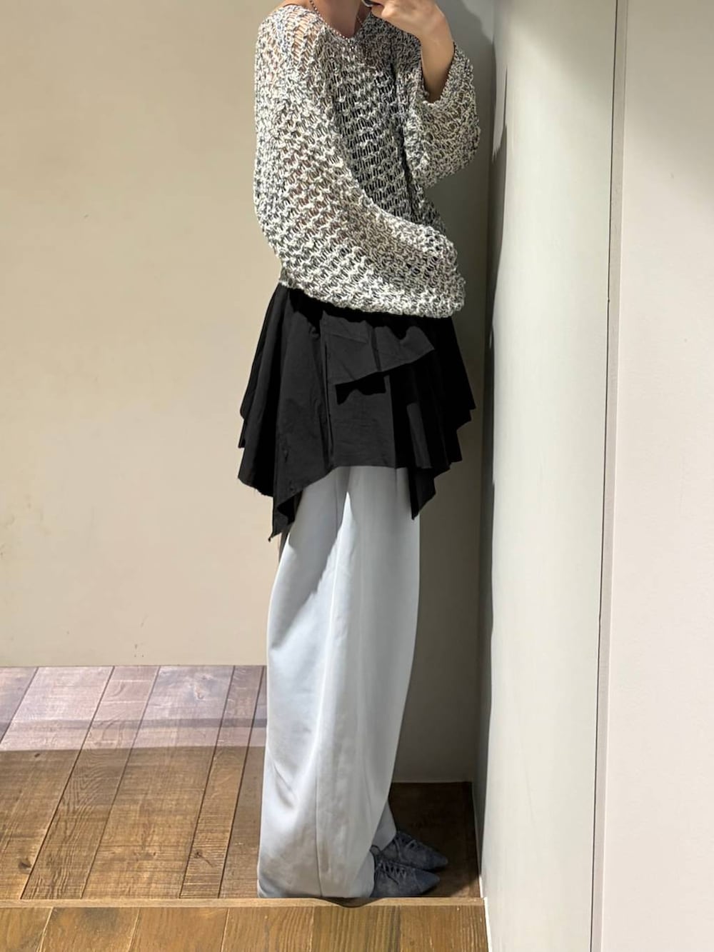 ブラック系のスカート、ブルー系のパンプス、ブルー系のニット/セーターを着用したレディースの春コーディネートの2枚目の写真