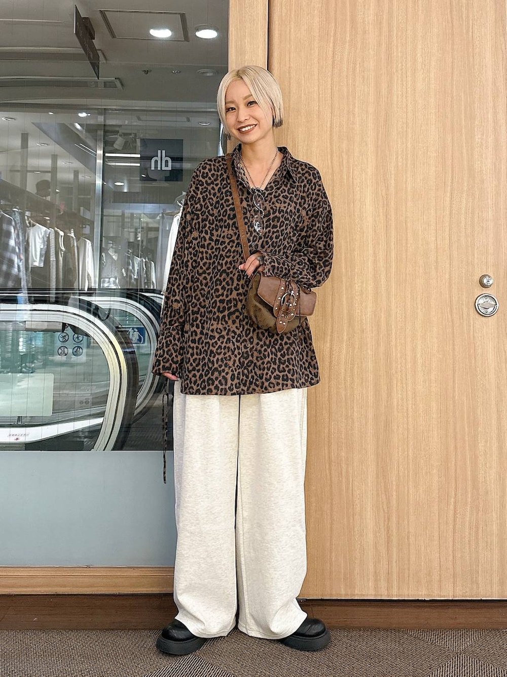 「オーバーサイズ、メンズライク、モード、カジュアル、シャツ、スウェットパンツ、バッグ、ママコーデ、JEANASIS」｜「JEANASISのベルトボリュームサボ/286403（サンダル、ブラック系）」を使った、みきのすけさん（レディース・160cm）の秋コーディネートの2枚目の写真