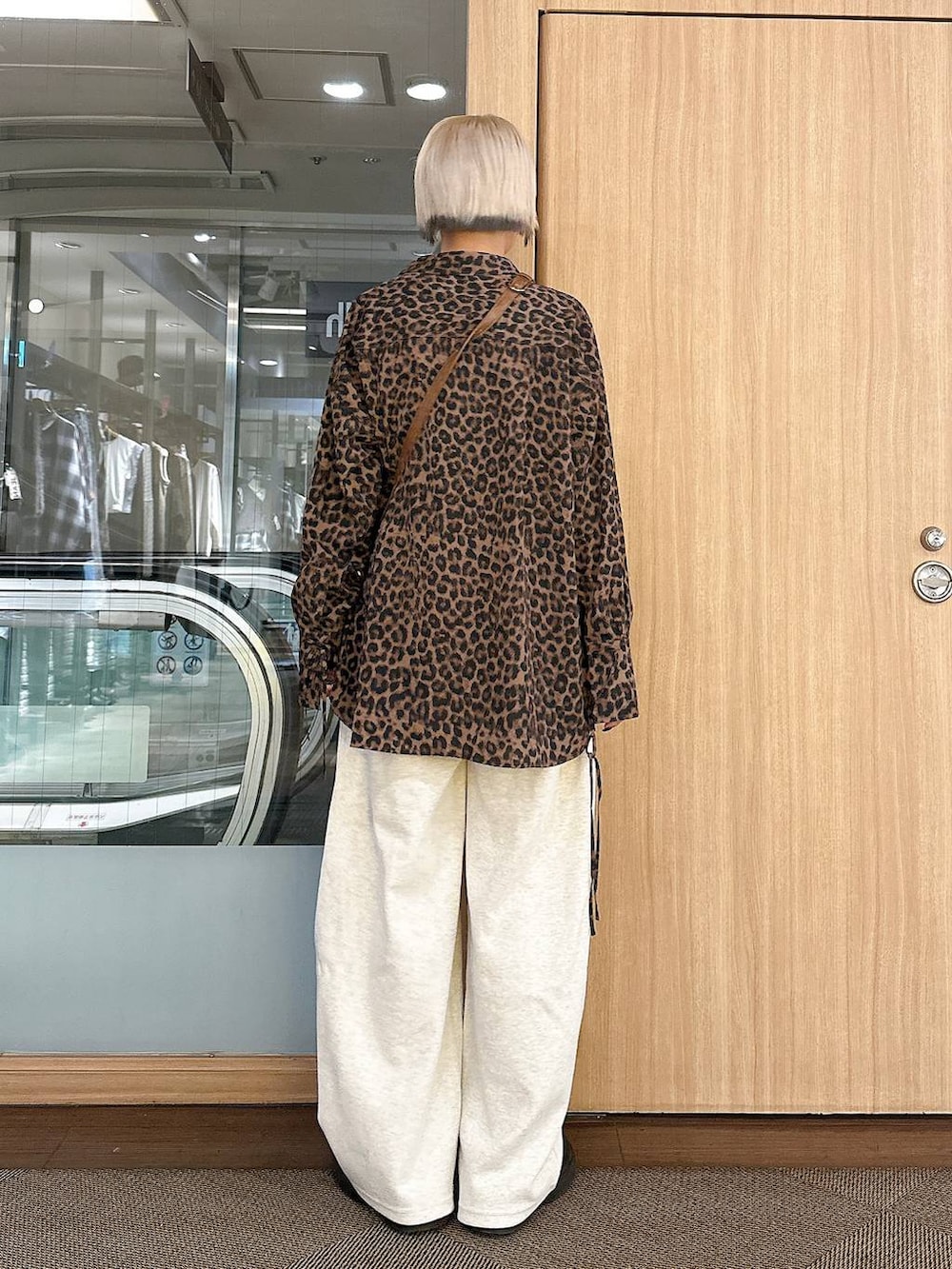 「オーバーサイズ、メンズライク、モード、カジュアル、シャツ、スウェットパンツ、バッグ、ママコーデ、JEANASIS」｜「JEANASISのベルトボリュームサボ/286403（サンダル、ブラック系）」を使った、みきのすけさん（レディース・160cm）の秋コーディネートの4枚目の写真