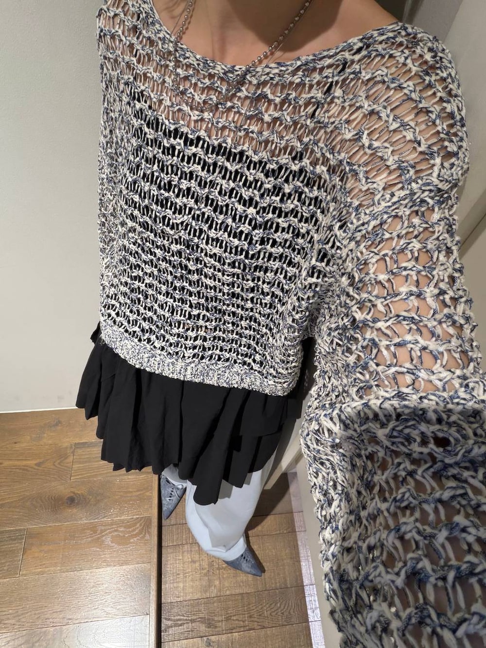ブラック系のスカート、ブルー系のパンプス、ブルー系のニット/セーターを着用したレディースの春コーディネートの4枚目の写真