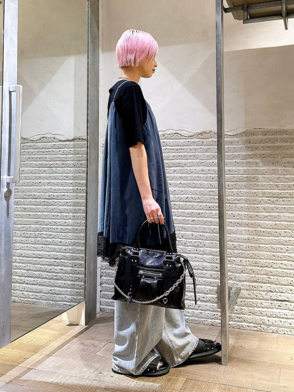 「モード、カジュアル、Tシャツ、デニムパンツ、サンダル、バッグ、セールコーデ、ママコーデ、JEANASIS」|「JEANASISのYラインロングチェーンネックレス/290385(ネックレス、シルバー系)」を使った、みきのすけさん(レディース・160cm)の夏コーディネートの3枚目の写真