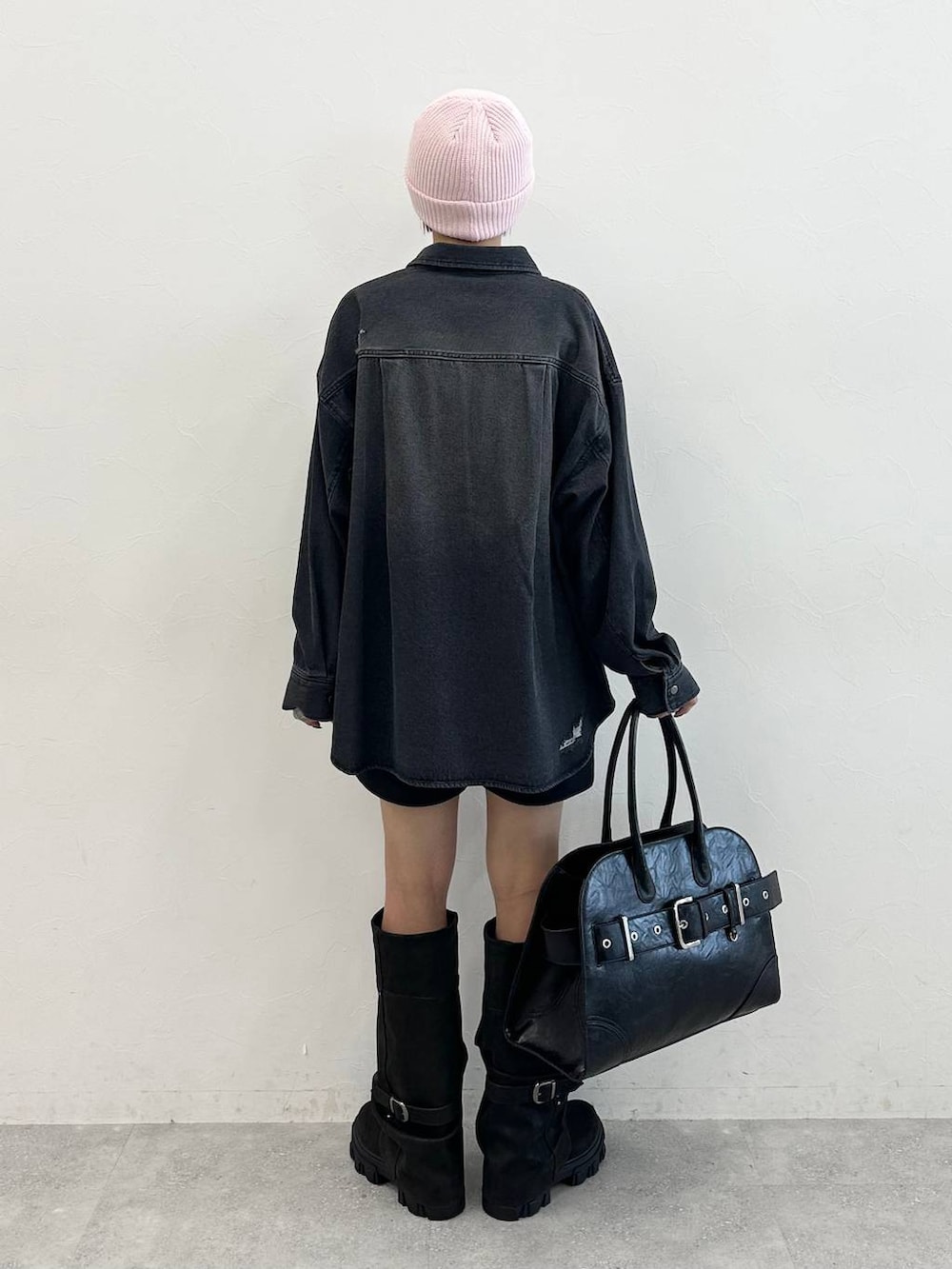 ブラック系のブーツ、ブラック系のその他パンツ、ブラック系のショルダーバッグを着用したレディースの秋コーディネートの4枚目の写真