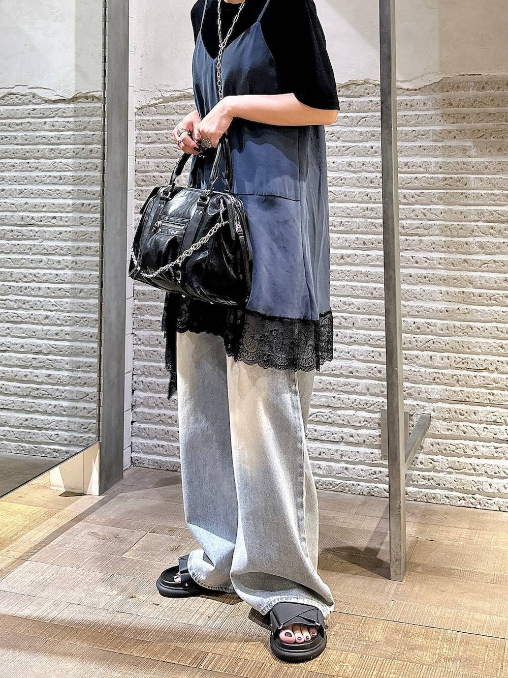 「モード、カジュアル、Tシャツ、デニムパンツ、サンダル、バッグ、セールコーデ、ママコーデ、JEANASIS」|「JEANASISのYラインロングチェーンネックレス/290385(ネックレス、シルバー系)」を使った、みきのすけさん(レディース・160cm)の夏コーディネートの5枚目の写真