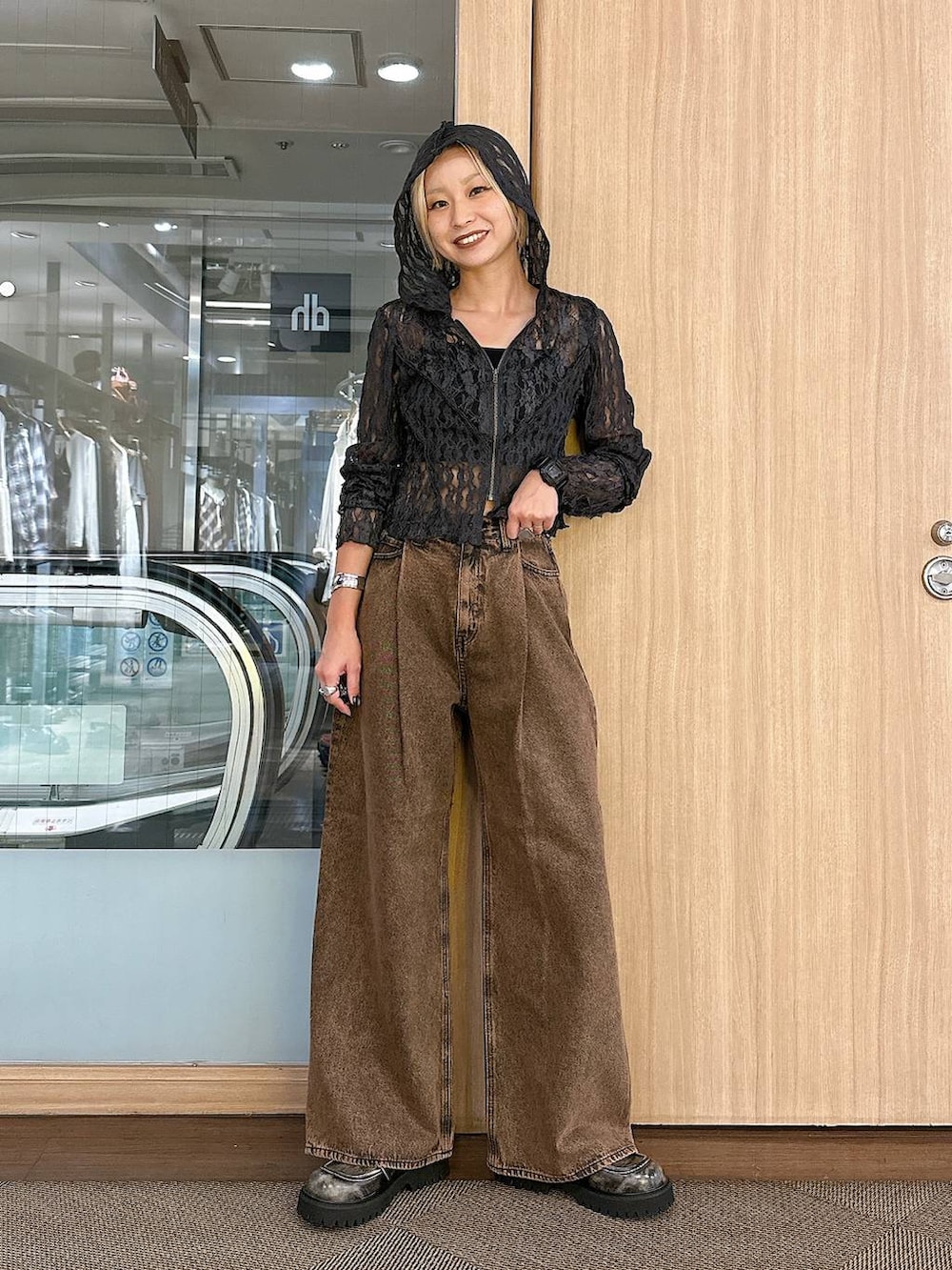 「モード、カジュアル、デニムパンツ、JEANASIS」｜「FOREVER 21の【2025SS】カップ付きクロップドキャミ（キャミソール、ブラック系）」を使った、みきのすけさん（レディース・160cm）の夏コーディネートの2枚目の写真