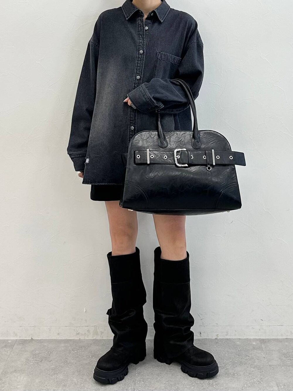 ブラック系のブーツ、ブラック系のその他パンツ、ブラック系のショルダーバッグを着用したレディースの秋コーディネートの6枚目の写真