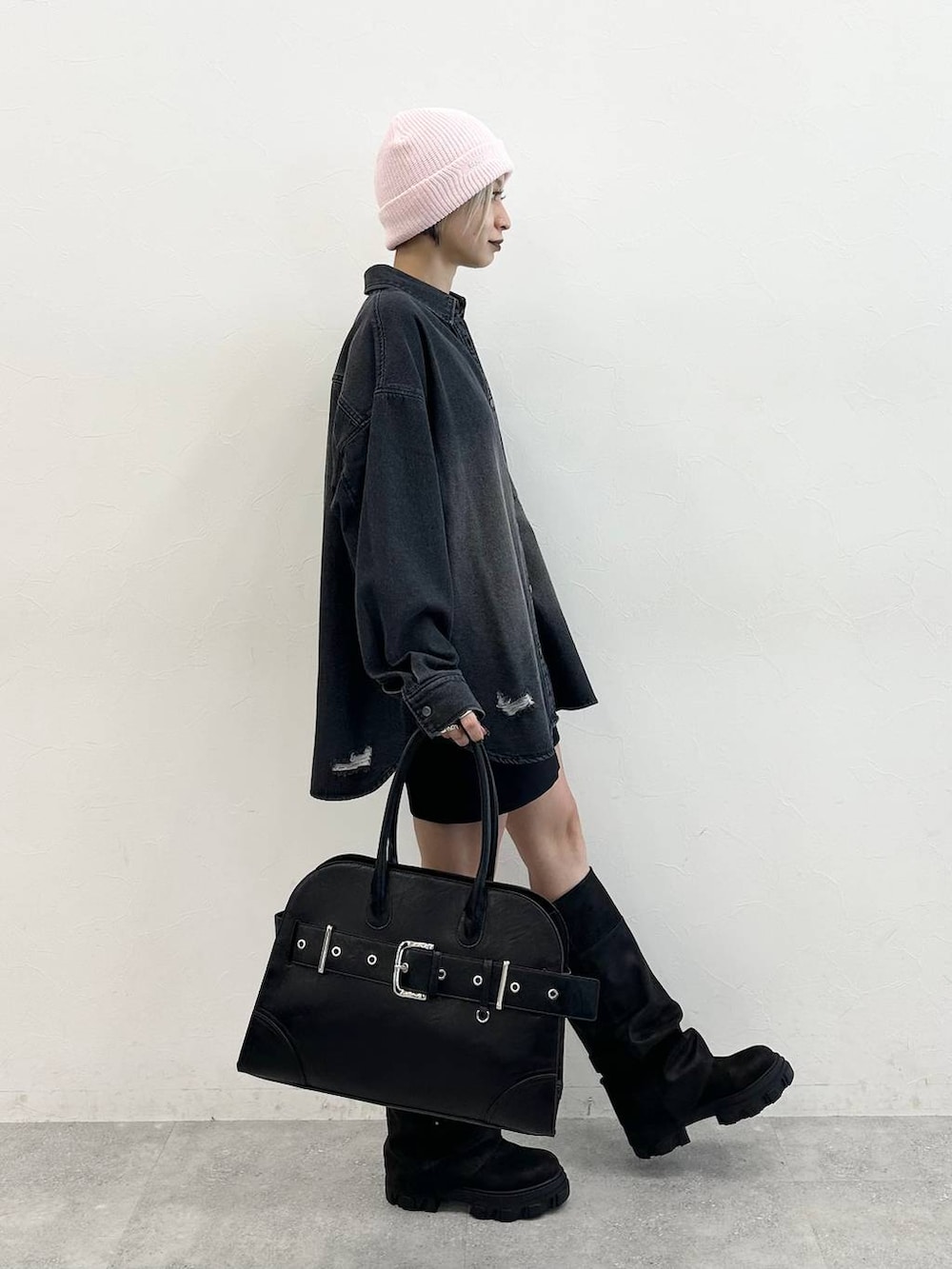 ブラック系のブーツ、ブラック系のその他パンツ、ブラック系のショルダーバッグを着用したレディースの秋コーディネートの3枚目の写真