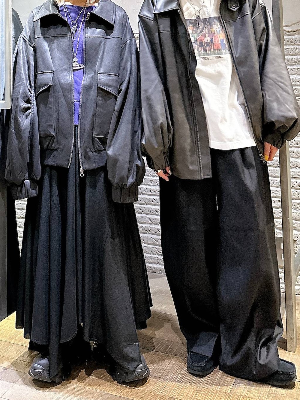 ブラック系のブルゾン、ブラック系のブルゾン、ブラック系のブーツを着用したレディースの秋コーディネートの5枚目の写真