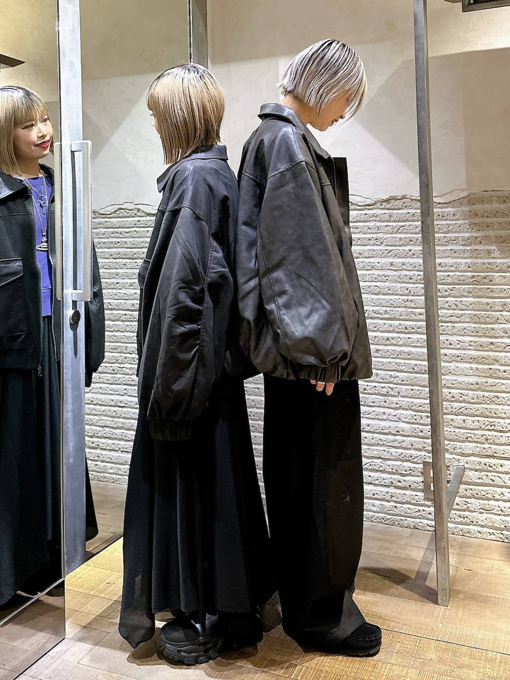 ブラック系のブルゾン、ブラック系のブルゾン、ブラック系のブーツを着用したレディースの秋コーディネートの3枚目の写真