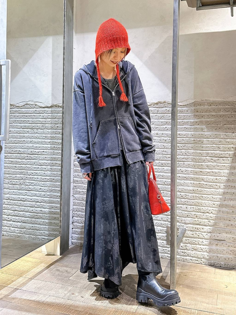 ブラック系のTシャツ/カットソー、ブラック系のパーカー、ブラック系のブーツを着用したレディースの冬コーディネートの2枚目の写真