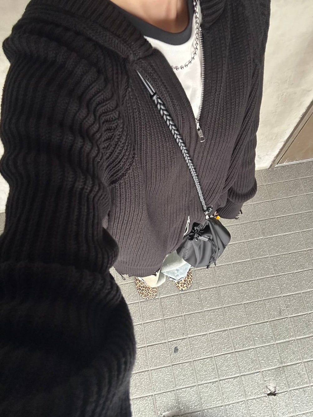 ブルー系のデニムパンツ、ブラック系のTシャツ/カットソー、ブラック系のパーカーを着用したレディースの秋コーディネートの3枚目の写真