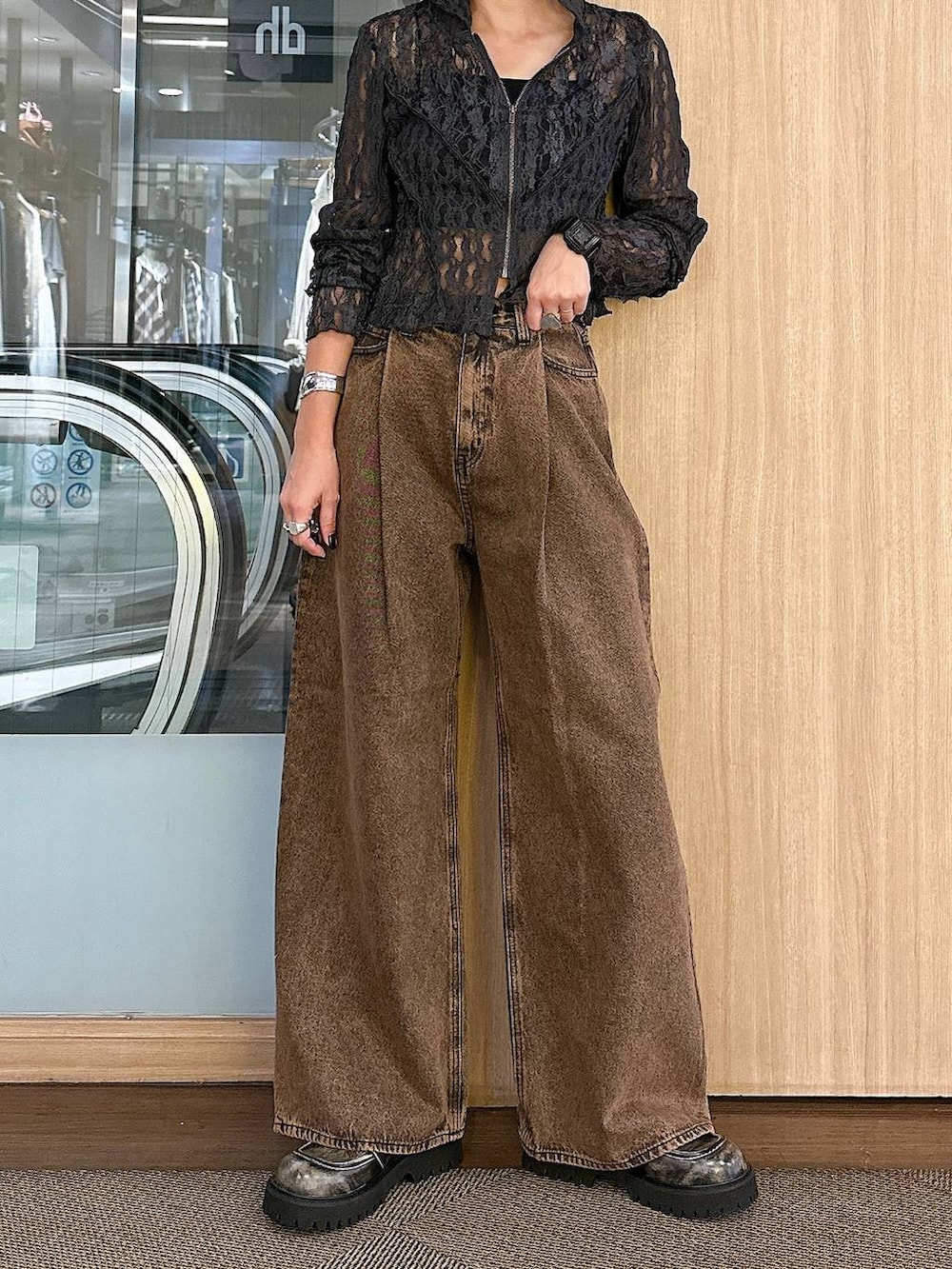 「モード、カジュアル、デニムパンツ、JEANASIS」｜「FOREVER 21の【2025SS】カップ付きクロップドキャミ（キャミソール、ブラック系）」を使った、みきのすけさん（レディース・160cm）の夏コーディネートの5枚目の写真